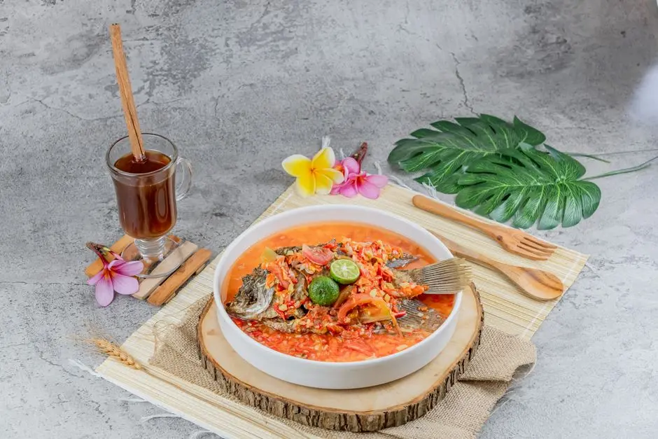 Hidangan ikan bakar dan sambal khas tempat makan di Krui